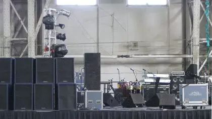 Outdoor PA-Equipment im Aufbau auf sehr großer Bühne für ein sehr großes Pop-Rock Konzert.
