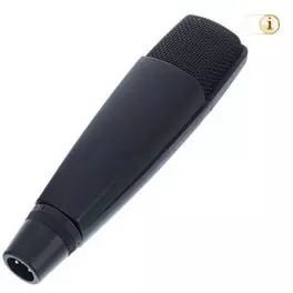 Schwarzes Sennheiser MD421-II Mikrofon.